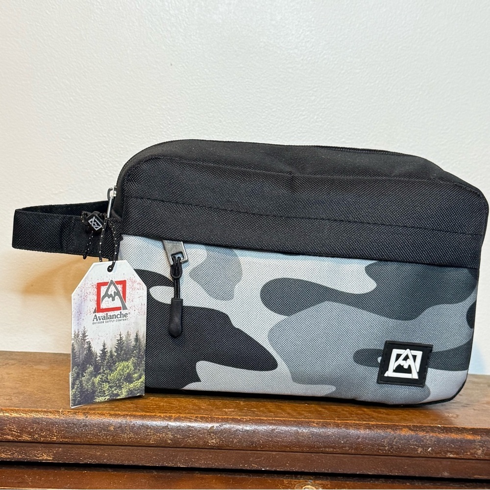 Avalanche Men's Black and Gray Camo Toiletry Bag - Picture 2 of 10